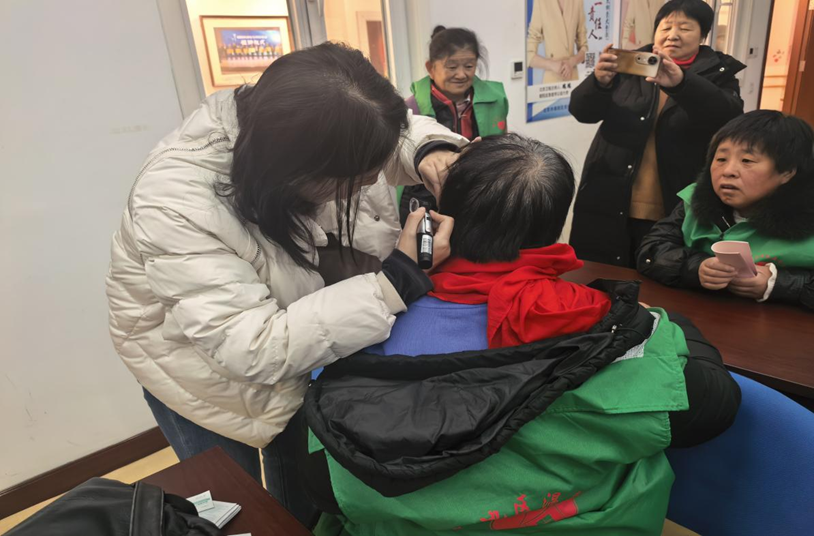 图为耳部基本检查